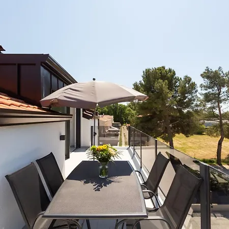 Luxury Matic Ii With Shared Pool And Seaview * Funtana