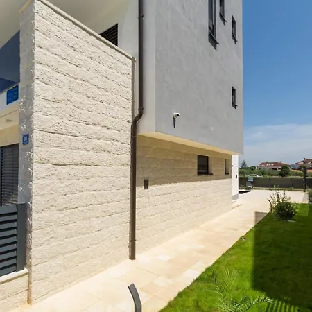 Apartman Luxury Matic Ii With Shared Pool And Seaview